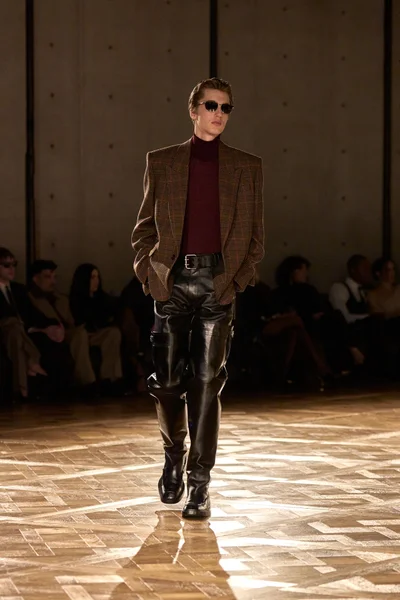 Look 16